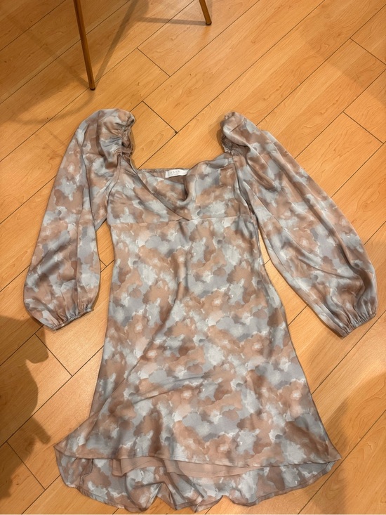 Astr Dresses & Skirts - ASTR THE LABEL beige & Gray Watercolor Puff-Sleeve Mini Dress